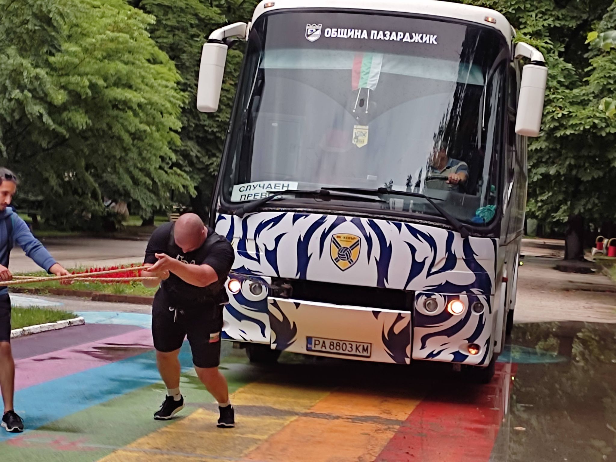 Хебър Бус предостави 13 тонен автобус за състезанието в подкрепа на 23-годишния Дани от Пазарджик